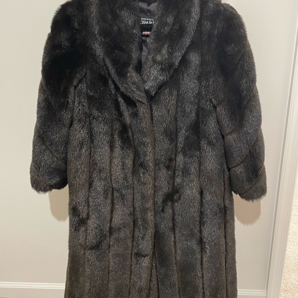 Chic Black Faux Fur Coat - Picture 2 of 4